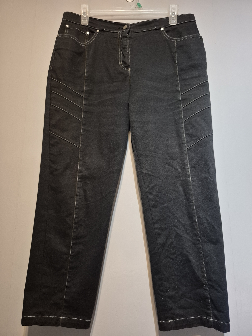 Straight-Leg Black Jeans with Contrast Stitching